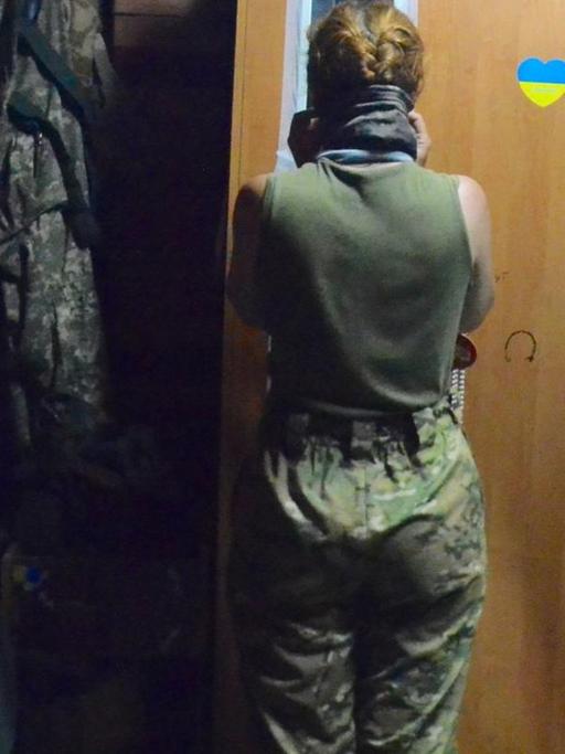 Elena, eine der Soldatinnen, die für die Ukraine im Kriegseinsatz sind.