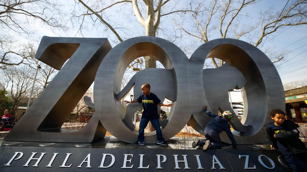 Schulkinder spielen am am Eingang des Zoos von Philadelphia. Schulkinder spielen am am Eingang des Zoos von Philadelphia.