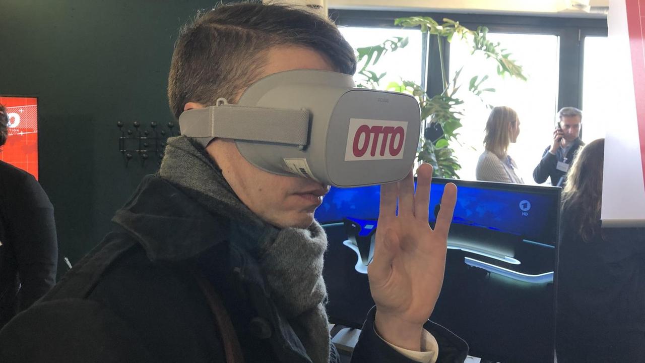 Virtual-Reality-Brille von Otto zur Planung der Inneneinrichtung Virtual-Reality-Brille von Otto zur Planung der Inneneinrichtung