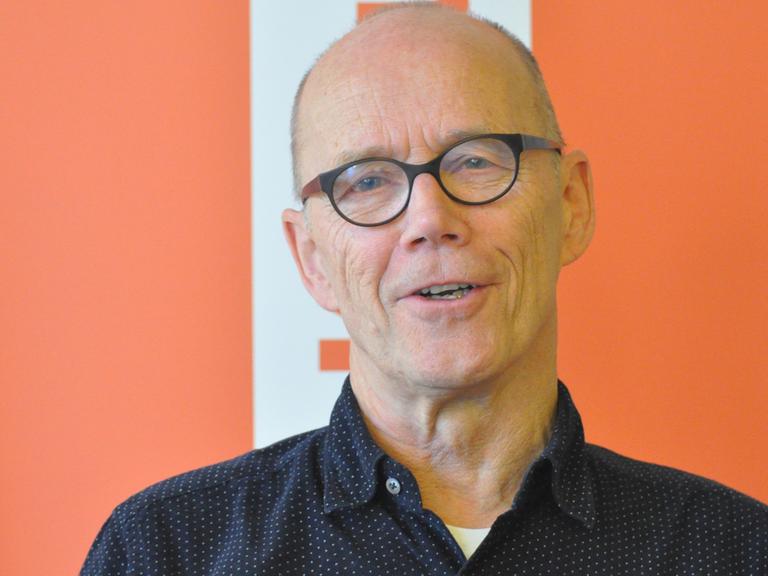 Der Schriftgestalter und Designer Erik Spiekermann im Funkhaus von Deutschlandradio Kultur