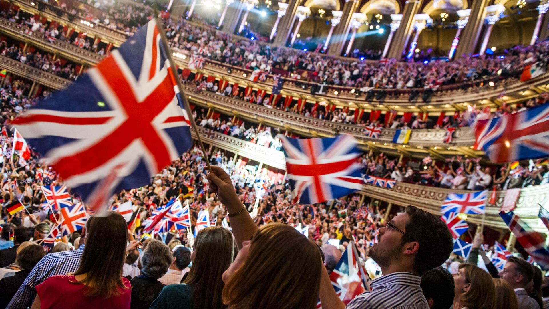Fahnenschwenkendes Publikum bei einem "Last Night of the Proms"-Konzert. Fahnenschwenkendes Publikum bei einem "Last Night of the Proms"-Konzert.
