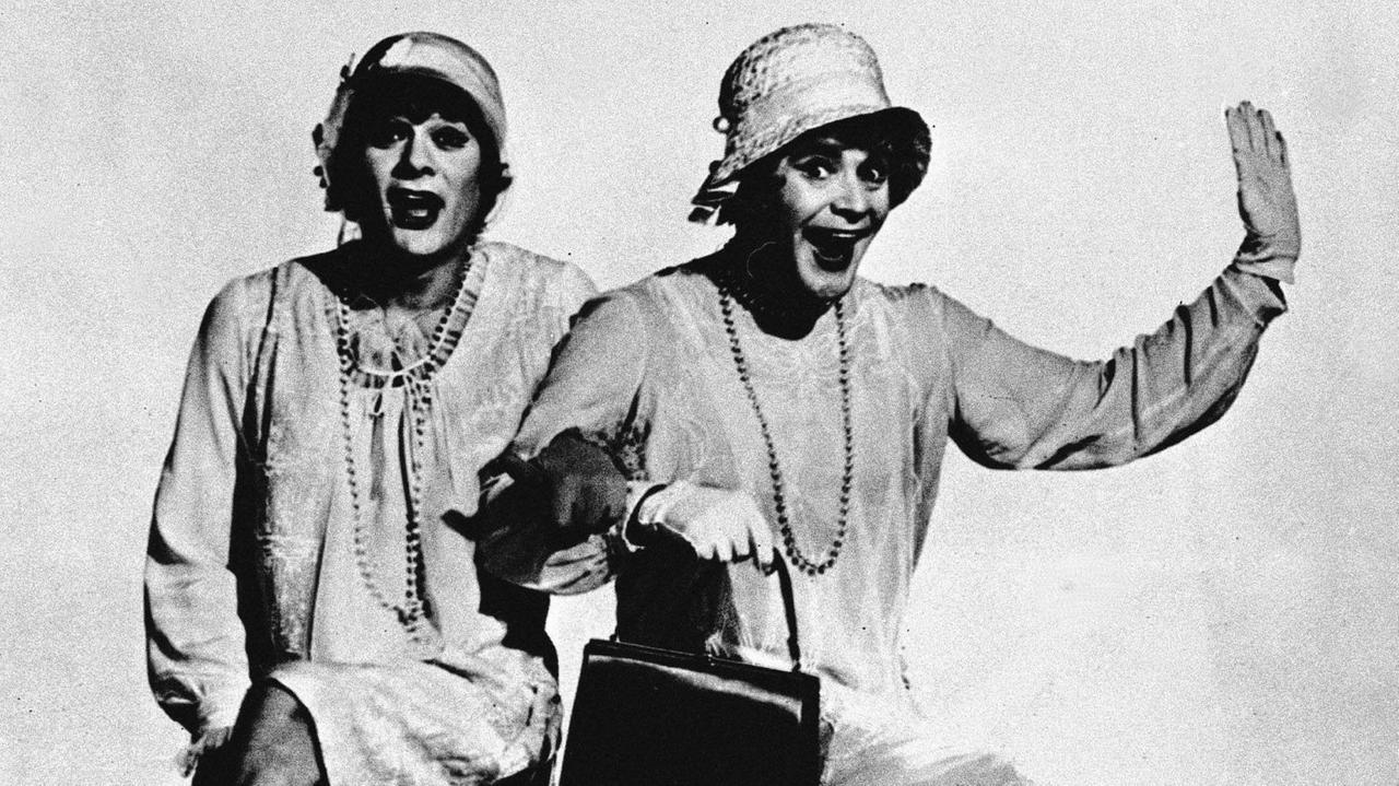 Im Film "Manche mögen's heiß" (1959) müssen die Musiker Joe (Tony Curtis) und Jerry (Jack Lemmon) vor der Mafia fliehen - und verdingen sich in einer Damenkapelle.
Im Film "Manche mögen's heiß" (1959) müssen die Musiker Joe (Tony Curtis) und Jerry (Jack Lemmon) vor der Mafia fliehen - und verdingen sich in einer Damenkapelle.