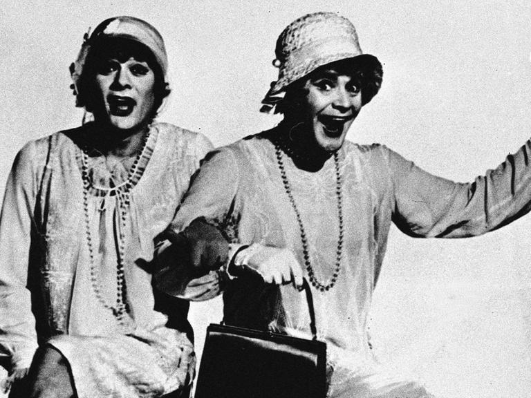 Im Film "Manche mögen's heiß" (1959) müssen die Musiker Joe (Tony Curtis) und Jerry (Jack Lemmon) vor der Mafia fliehen - und verdingen sich in einer Damenkapelle.