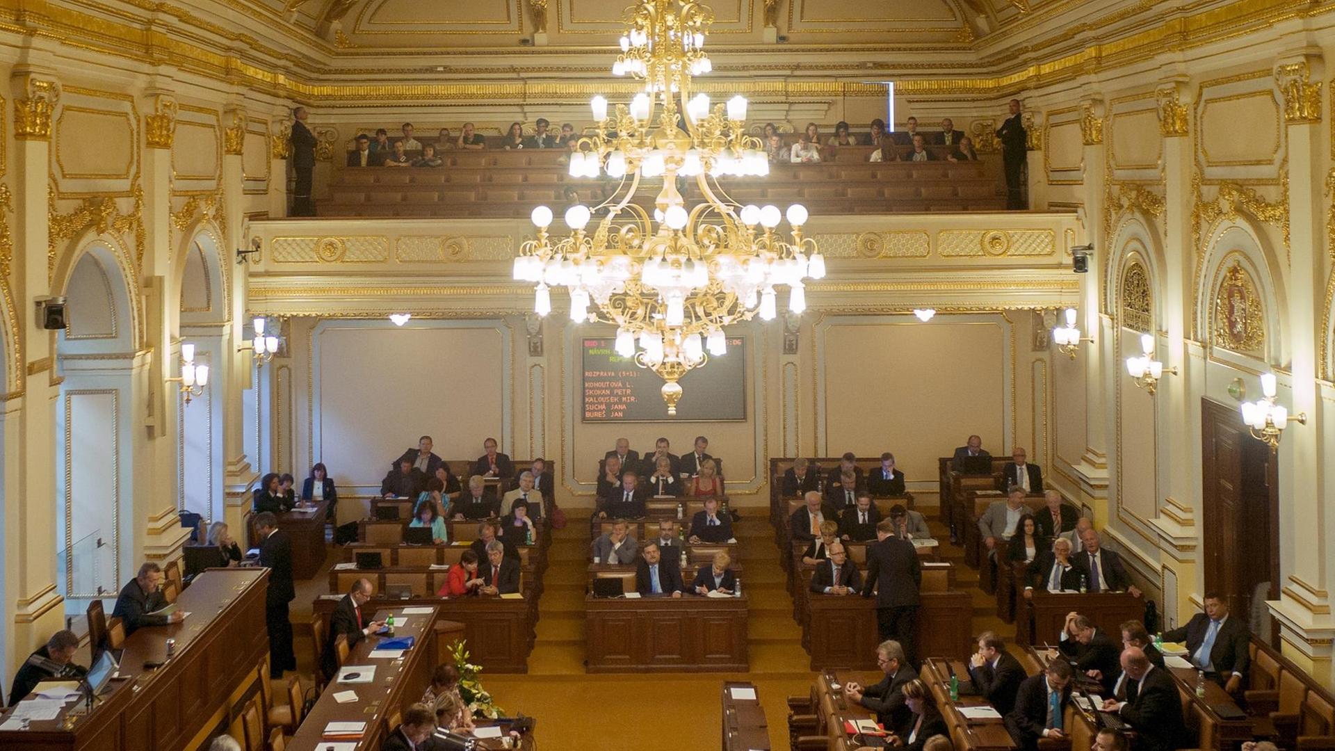 Tschechische Abgeordnete während einer Sitzung am 20.08.2013 im Parlament in Prag. Tschechische Abgeordnete während einer Sitzung am 20.08.2013 im Parlament in Prag.