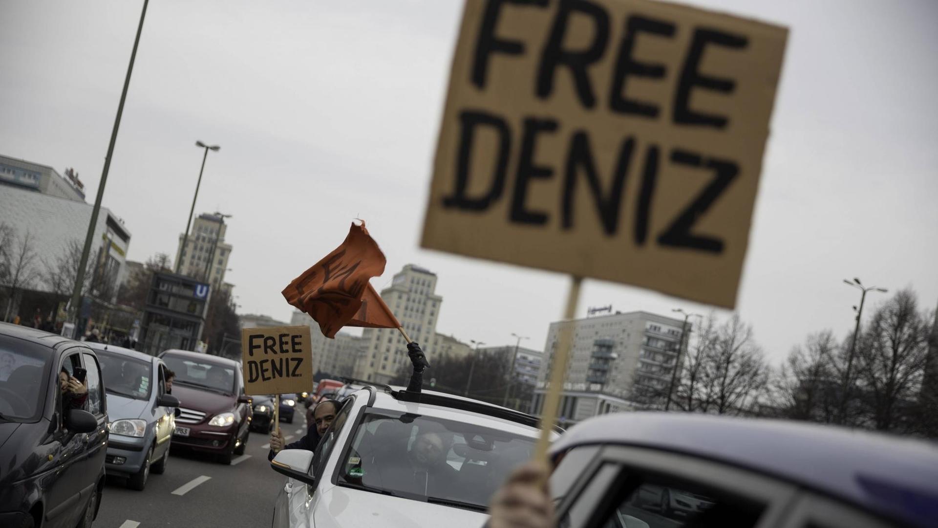Autokorso in Berlin für den inhaftierten Journalisten Deniz Yücel. Autokorso in Berlin für den inhaftierten Journalisten Deniz Yücel.