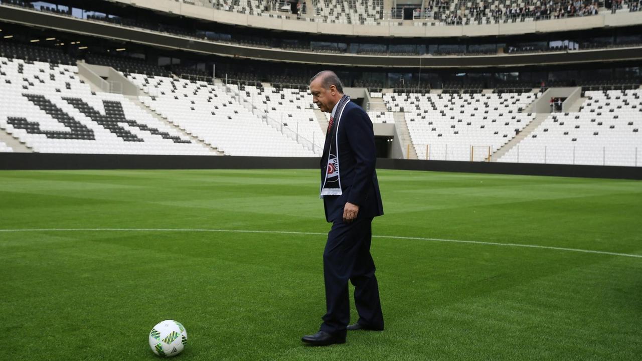 Der türkische Präsident Recep Tayyip Erdogan und ein Ball im neuen Stadion von Besiktas Istanbul Der türkische Präsident Recep Tayyip Erdogan und ein Ball im neuen Stadion von Besiktas Istanbul