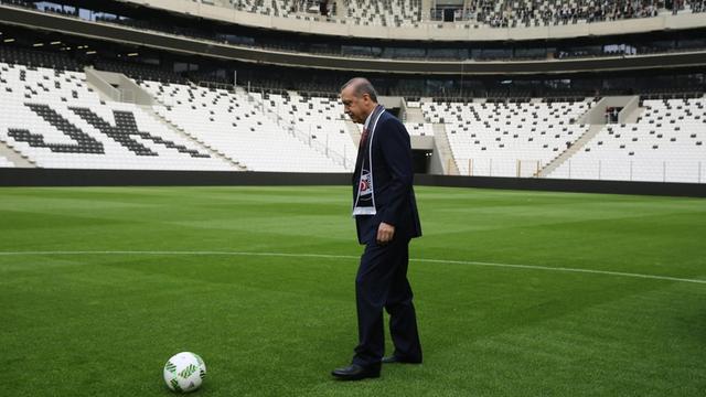 Der türkische Präsident Recep Tayyip Erdogan und ein Ball im neuen Stadion von Besiktas Istanbul