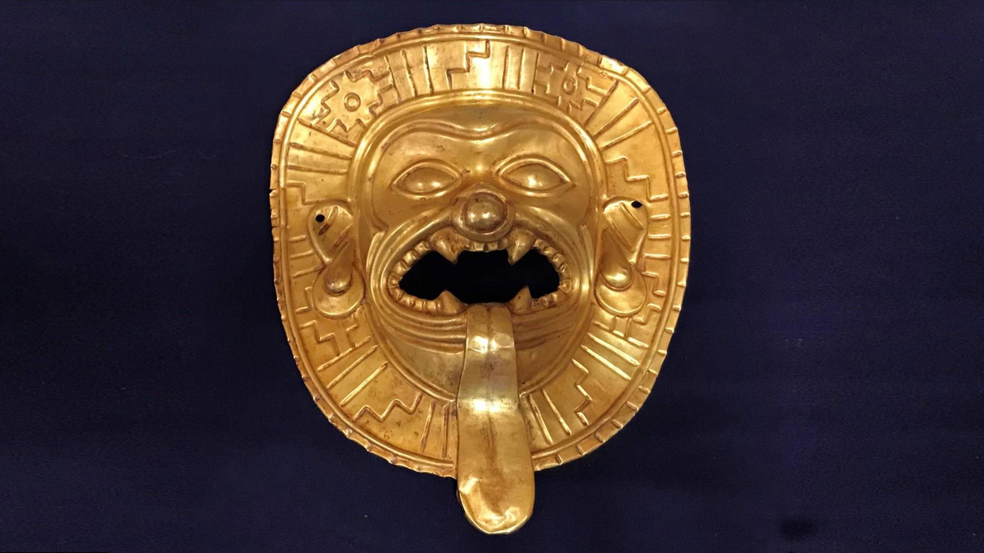Bilder einer Goldmaske aus der Tumaco-Gegend. Sichergestellt von der Spanischen Nationalpolizei am Flughafen Madrid-Barajas, präsentiert während einer Pressekonferenz in Madrid, Spanien, am 17. Oktober 2019. Bilder einer Goldmaske aus der Tumaco-Gegend. Sichergestellt von der Spanischen Nationalpolizei am Flughafen Madrid-Barajas, präsentiert während einer Pressekonferenz in Madrid, Spanien, am 17. Oktober 2019.
