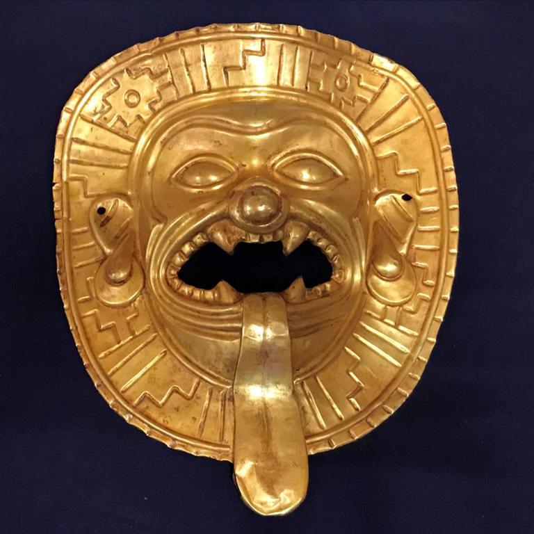 Bilder einer Goldmaske aus der Tumaco-Gegend. Sichergestellt von der Spanischen Nationalpolizei am Flughafen Madrid-Barajas, präsentiert während einer Pressekonferenz in Madrid, Spanien, am 17. Oktober 2019. 