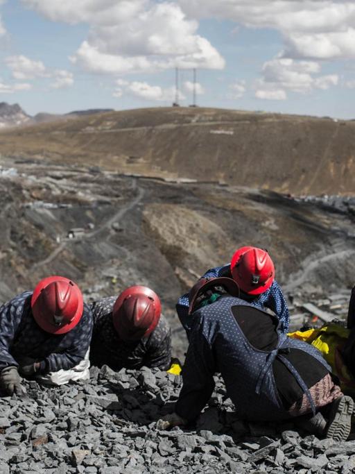 Minenarbeiter, die unter harten Arbeitsbedingungen in einer Goldmine in den peruanischen Anden arbeiten.