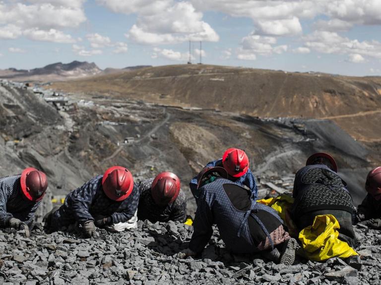 Minenarbeiter, die unter harten Arbeitsbedingungen in einer Goldmine in den peruanischen Anden arbeiten.