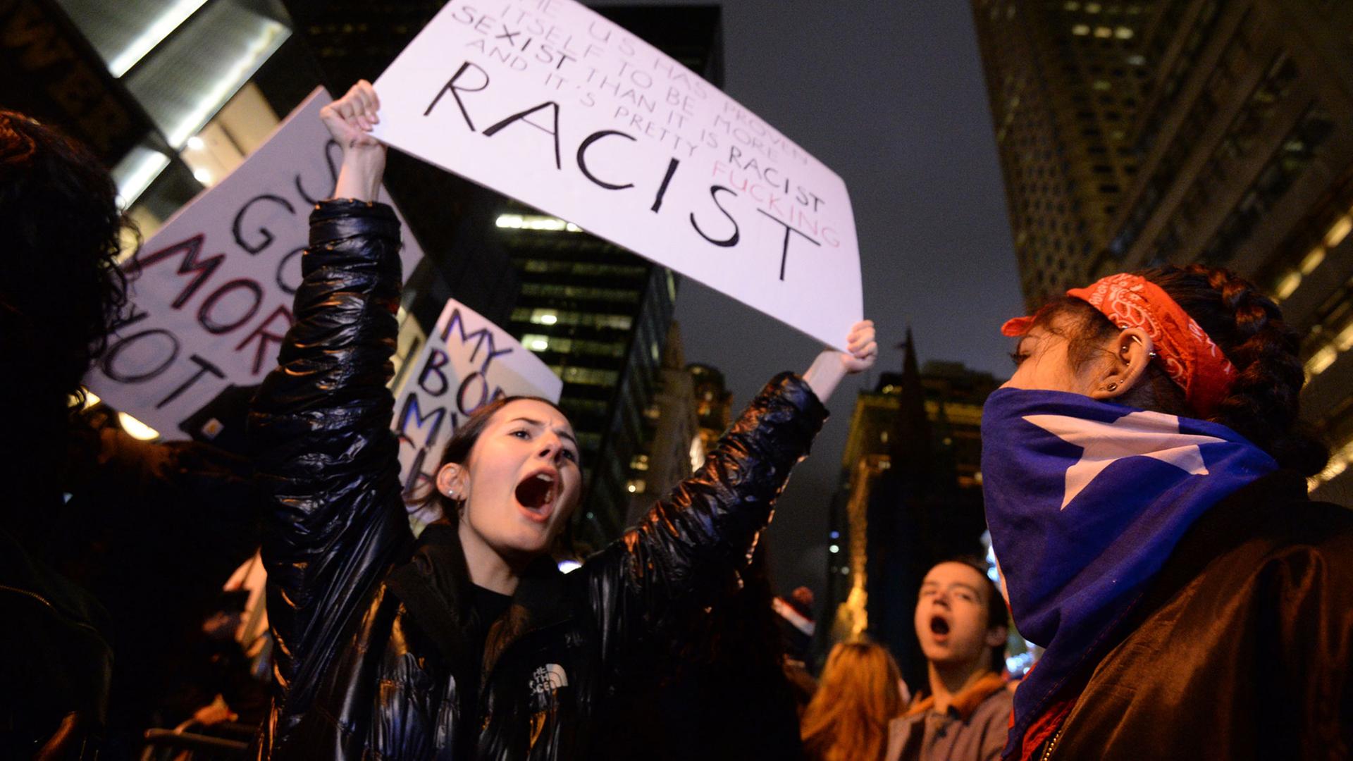 Demonstranten protestieren vor dem Trump Tower in New York gegen die Wahl von Donald Trump zum neuen US-Präsidenten. Demonstranten protestieren vor dem Trump Tower in New York gegen die Wahl von Donald Trump zum neuen US-Präsidenten.