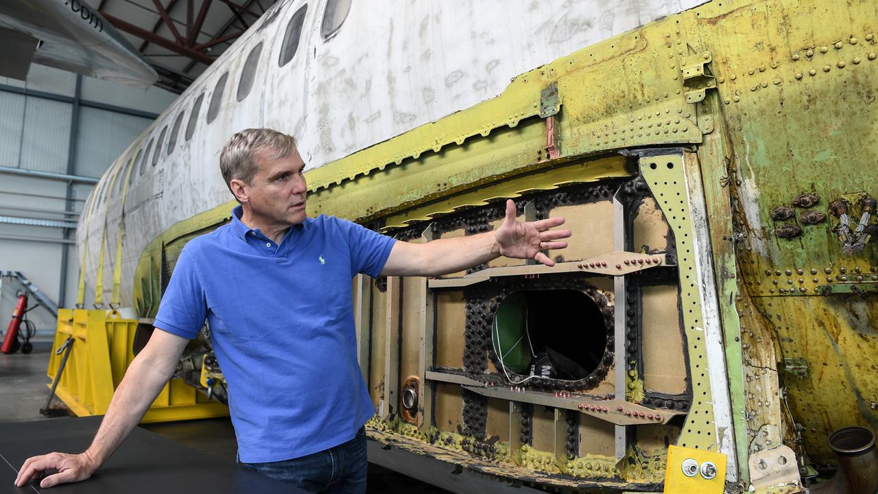 David Dornier, Direktor des Dornier Museums, steht vor der Lufthansa-Maschine Landshut in Friedrichshafen. David Dornier, Direktor des Dornier Museums, steht vor der Lufthansa-Maschine Landshut in Friedrichshafen.