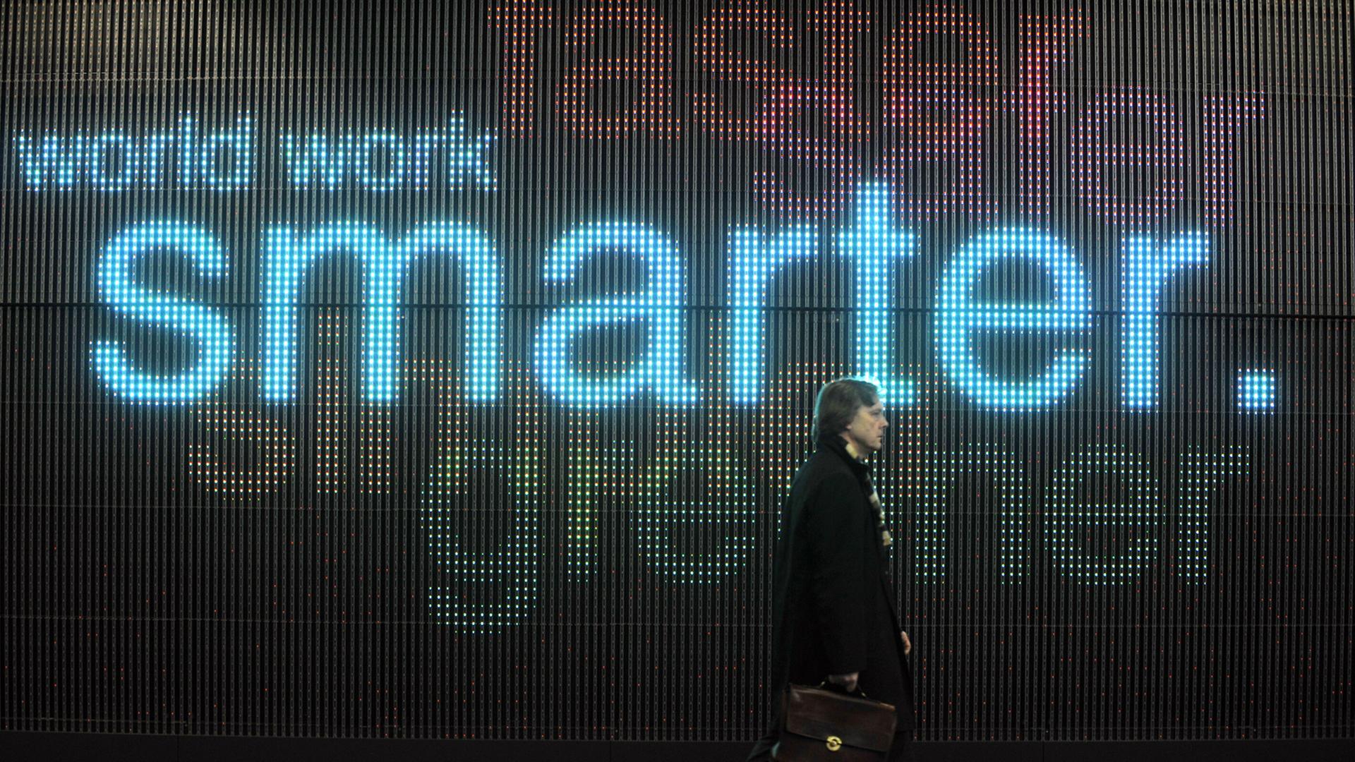 Ein überdimensionaler Bildschirm am IBM-Stand auf der weltgrößten Hightech-Messe, der CeBIT in Hannover (2009). Darauf stehen die Worte "world", "work", "smarter". Ein überdimensionaler Bildschirm am IBM-Stand auf der weltgrößten Hightech-Messe, der CeBIT in Hannover (2009). Darauf stehen die Worte "world", "work", "smarter".