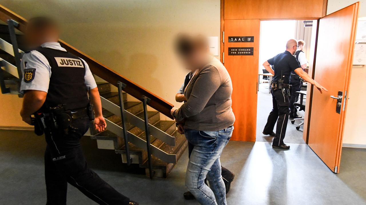 Baden-Württemberg, Freiburg: Die angeklagte Mutter wird von Justizbeamten aus dem Gerichtssaal gebracht. Im Fall des schwer missbrauchten und an andere Männer verkauften Jungen aus Staufen stehen die Mutter des Kindes und ihr Lebensgefährte vor Gericht; Aufnahme vom 11. Juni 2018 Baden-Württemberg, Freiburg: Die angeklagte Mutter wird von Justizbeamten aus dem Gerichtssaal gebracht. Im Fall des schwer missbrauchten und an andere Männer verkauften Jungen aus Staufen stehen die Mutter des Kindes und ihr Lebensgefährte vor Gericht; Aufnahme vom 11. Juni 2018