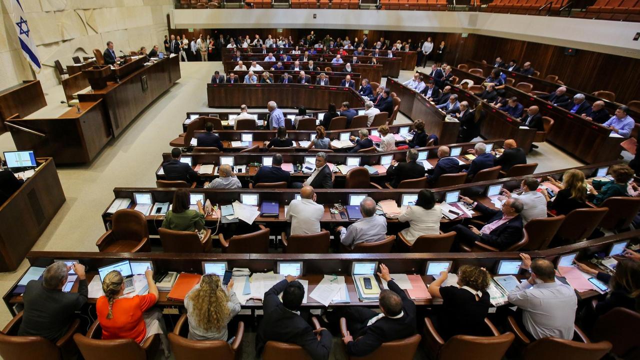 Abgeordnete der Knesset stimmen über das israelische Nationalstaatsgesetz ab.
