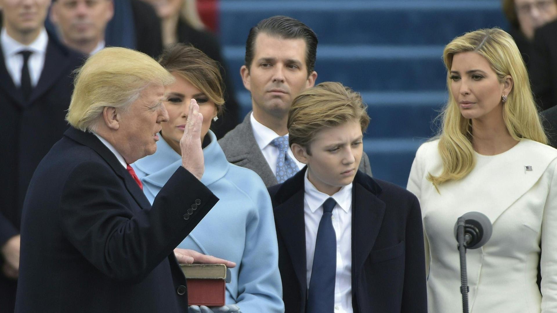 Donald Trump leistet den Amtseid als 45. US-Präsident (20.01.2017). Donald Trump leistet den Amtseid als 45. US-Präsident (20.01.2017).