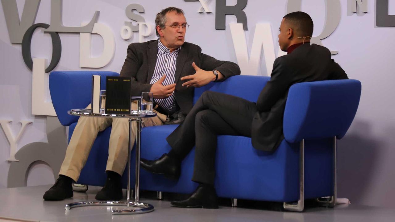 Kulturhistoriker Thomas Macho im Gespräch mit René Aguigah von Deutschlandfunk Kultur im Gespräch über sein Buch "Das Leben nehmen – Suizid in der Moderne" auf dem Blauen Sofa auf der Frankfurter Buchmesse 2017 Kulturhistoriker Thomas Macho im Gespräch mit René Aguigah von Deutschlandfunk Kultur im Gespräch über sein Buch "Das Leben nehmen – Suizid in der Moderne" auf dem Blauen Sofa auf der Frankfurter Buchmesse 2017