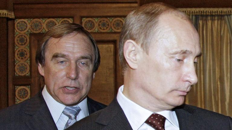 Sergej Roldugin (links) ist Cellist und gilt als Freund und Vertrauter der Familie von Russlands Präsident Wladimir Putin (rechts), aufgenommen 2009 Sergej Roldugin (links) ist Cellist und gilt als Freund und Vertrauter der Familie von Russlands Präsident Wladimir Putin (rechts), aufgenommen 2009