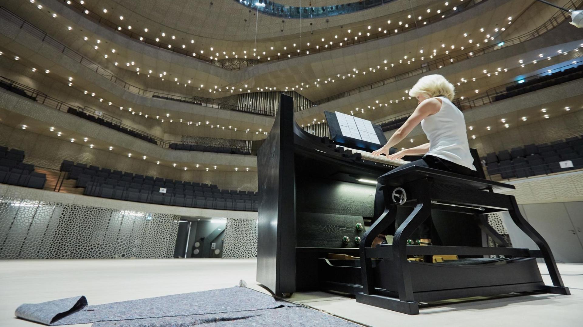 Orgel in der Elbphilharmonie Mediennummer:83916727Beschreibung:Die Titularorganistin Iveta Apkalna spielt am 16.09.2016 am Orgelspieltisch auf der Bühne im Großen Saal der Elbphilharmonie in Hamburg. Orgel in der Elbphilharmonie Mediennummer:83916727Beschreibung:Die Titularorganistin Iveta Apkalna spielt am 16.09.2016 am Orgelspieltisch auf der Bühne im Großen Saal der Elbphilharmonie in Hamburg.