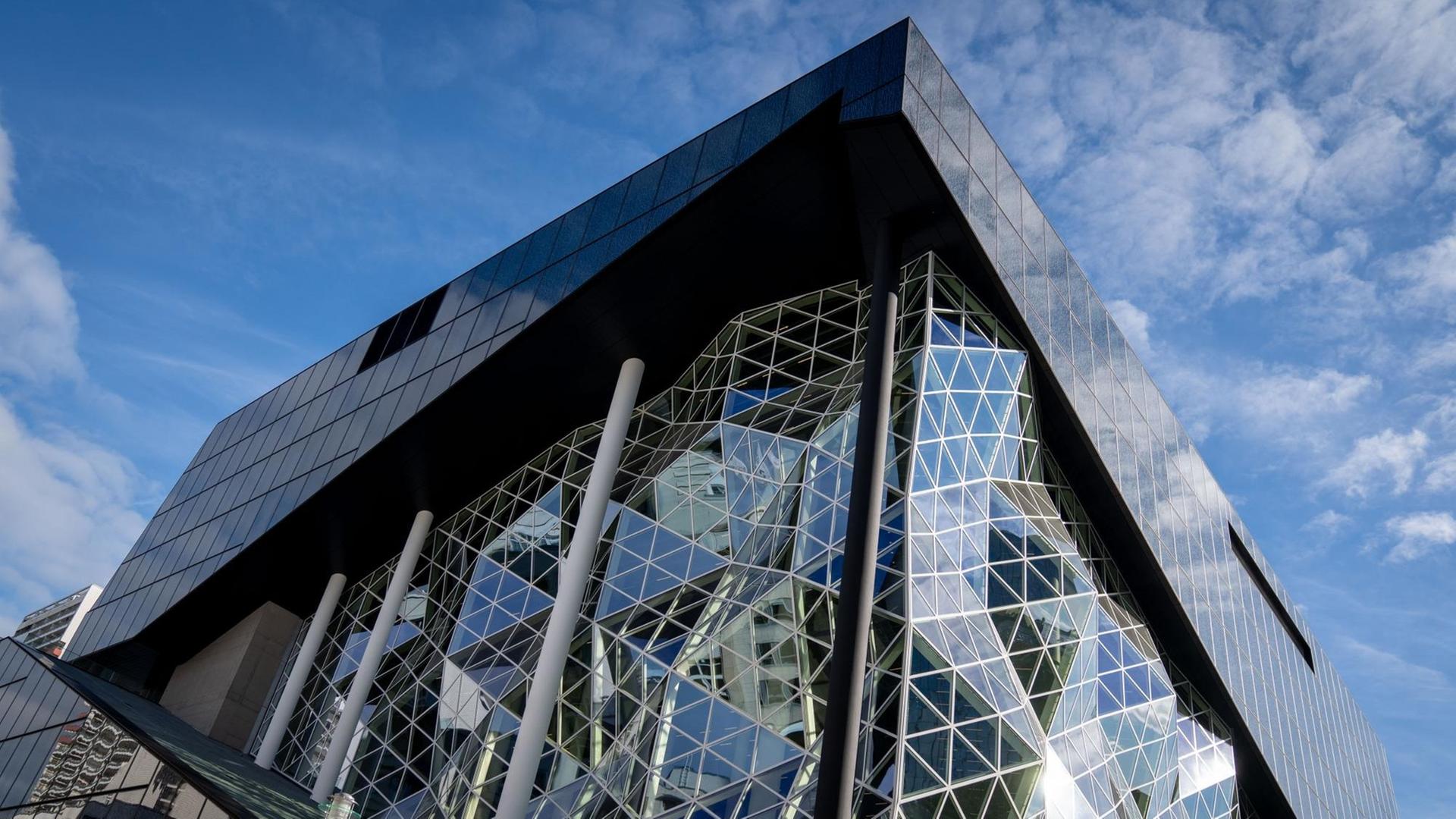 Das Foto zeigt den Axel-Springer-Neubau. Ein modernes Gebäude mit gläsernen Seiten.