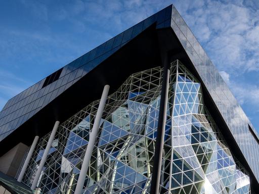 Das Foto zeigt den Axel-Springer-Neubau. Ein modernes Gebäude mit gläsernen Seiten.