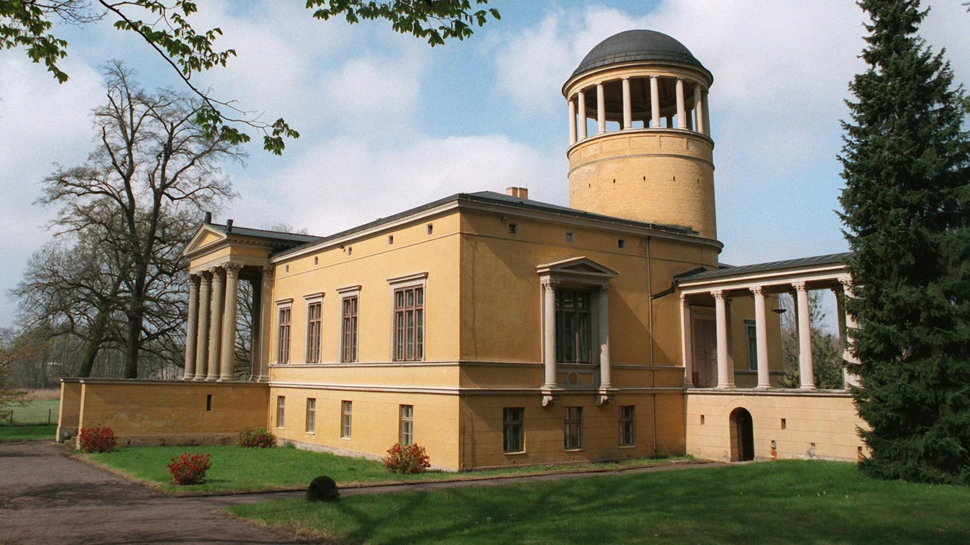 Nördlich des Neuen Palais - das Schloss an der Westseite des Parks Sanssouci - liegt Schloß Lindtstedt, das einst etwas außerhalb des Parks von Sanssouci das Krankenlager des geistig verwirrten Friedrich Wilhelm IV. werden sollte, der die Fertigstellung jedoch nicht mehr erlebte. Das im Stil einer italienischen Villa angelegte kleine Schloss ist auch das letzte Architekturzeugnis für diesen Bau-Epoche in Potsdam, der mit dem Tod Friedrich Wilhelm IV. zu Ende ging. Nördlich des Neuen Palais - das Schloss an der Westseite des Parks Sanssouci - liegt Schloß Lindtstedt, das einst etwas außerhalb des Parks von Sanssouci das Krankenlager des geistig verwirrten Friedrich Wilhelm IV. werden sollte, der die Fertigstellung jedoch nicht mehr erlebte. Das im Stil einer italienischen Villa angelegte kleine Schloss ist auch das letzte Architekturzeugnis für diesen Bau-Epoche in Potsdam, der mit dem Tod Friedrich Wilhelm IV. zu Ende ging.