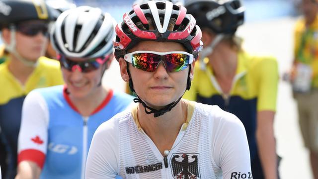 Claudia Lichtenberg mit Sonnenbrille im deutschen Trikot vor dem Start des Straßenrennens bei den Olympischen Sommerspielen in Rio 2016.