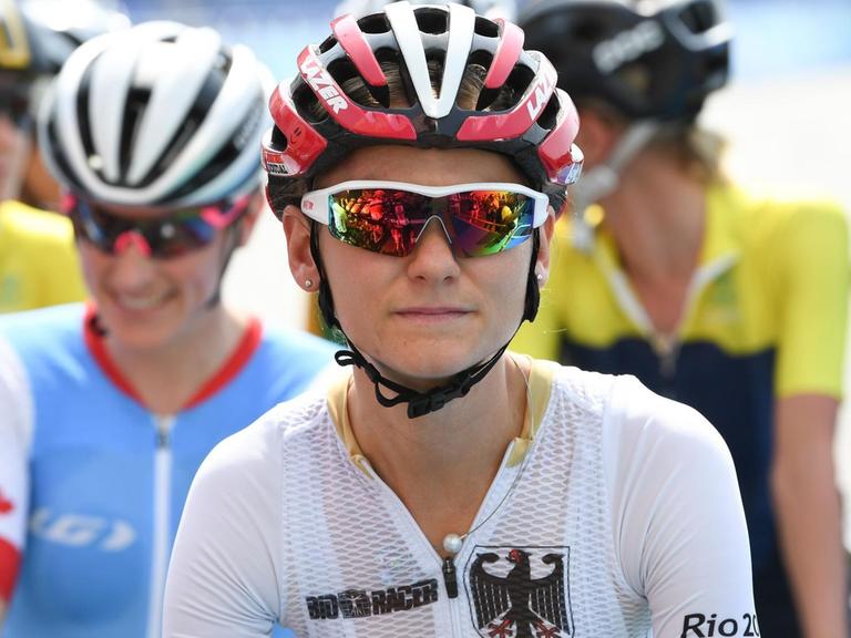 Claudia Lichtenberg mit Sonnenbrille im deutschen Trikot vor dem Start des Straßenrennens bei den Olympischen Sommerspielen in Rio 2016.