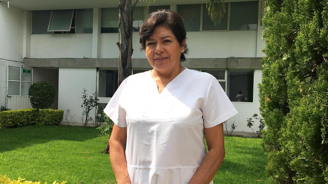 Teresa Guzman steht im Garten der Senioren-Residenz Los Aguilas