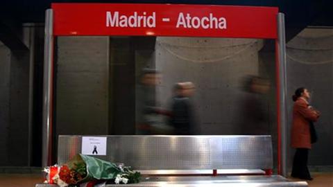 Blumen und Kerzen zum Gedenken an die Opfer des Terroranschlags auf den Madrider Bahnhof Atocha