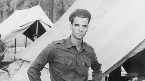 Michael Wolfssohn bei seinem Eintritt in die israelische Armee 1967 - in Uniform zwischen Zelten (Bild: Michael Wolfssohn) Michael Wolfssohn bei seinem Eintritt in die israelische Armee 1967 - in Uniform zwischen Zelten (Bild: Michael Wolfssohn)