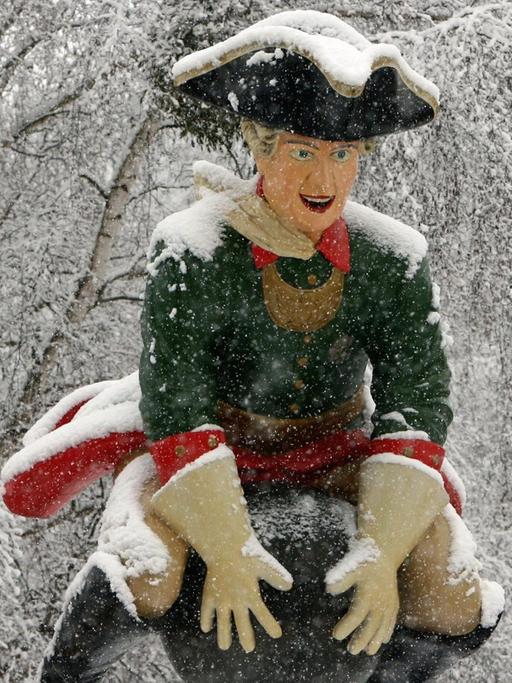 Bei starkem Schneefall sitzt der "Lügenbaron" Hans Albers als Kunstwerk auf einer Kanonenkugel auf dem Filmstudiogelände Babelsberg in Potsdam.