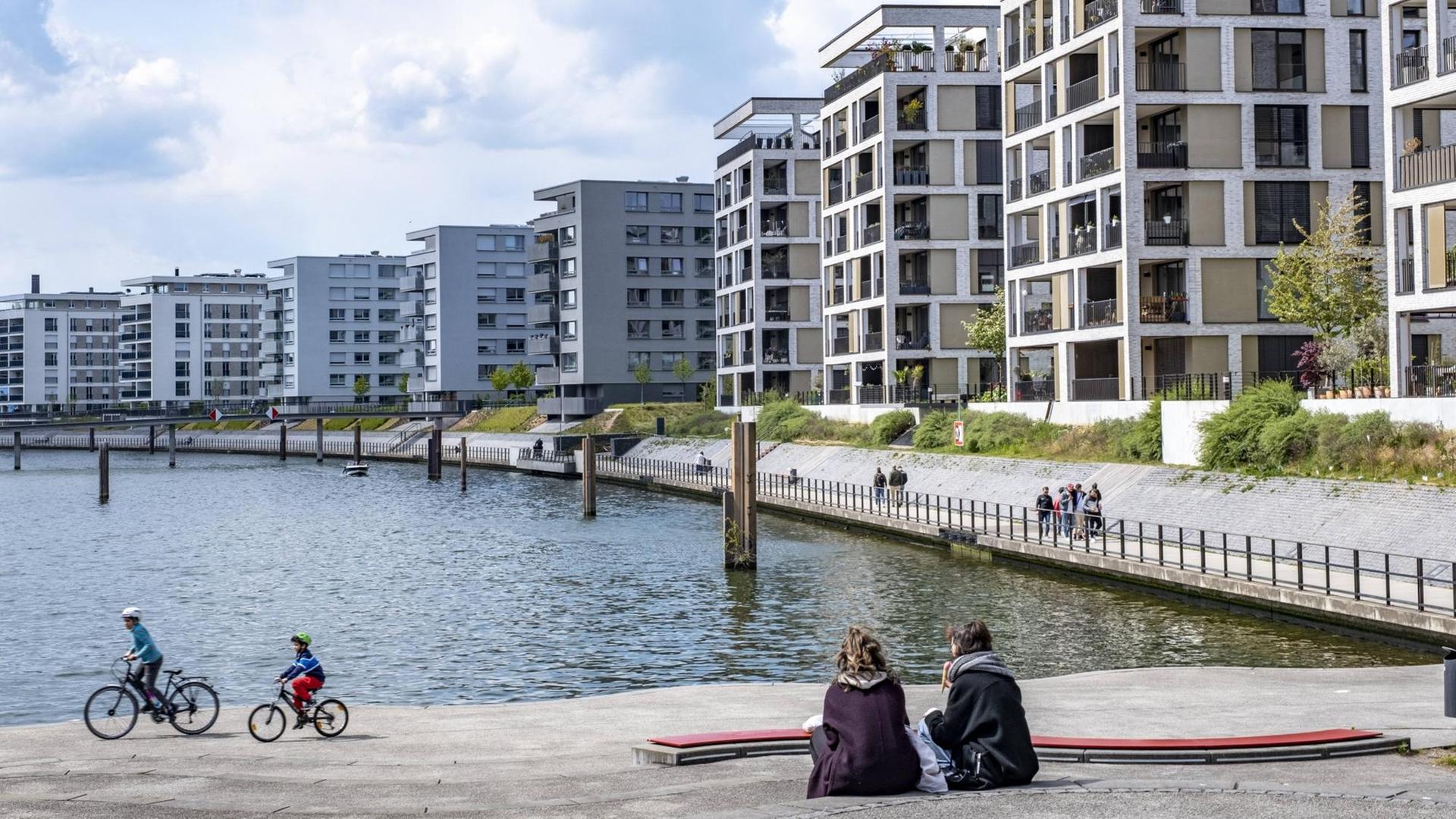 Eigentumswohnungen im Neubaugebiet Hafeninsel in Offenbach am Main, 2021.