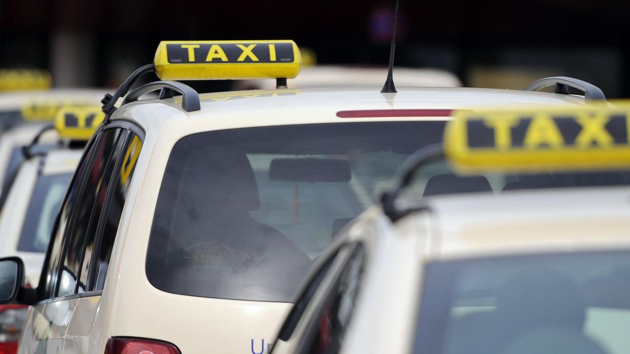 Taxis stehen am Flughafen Berlin Taxis stehen am Flughafen Berlin