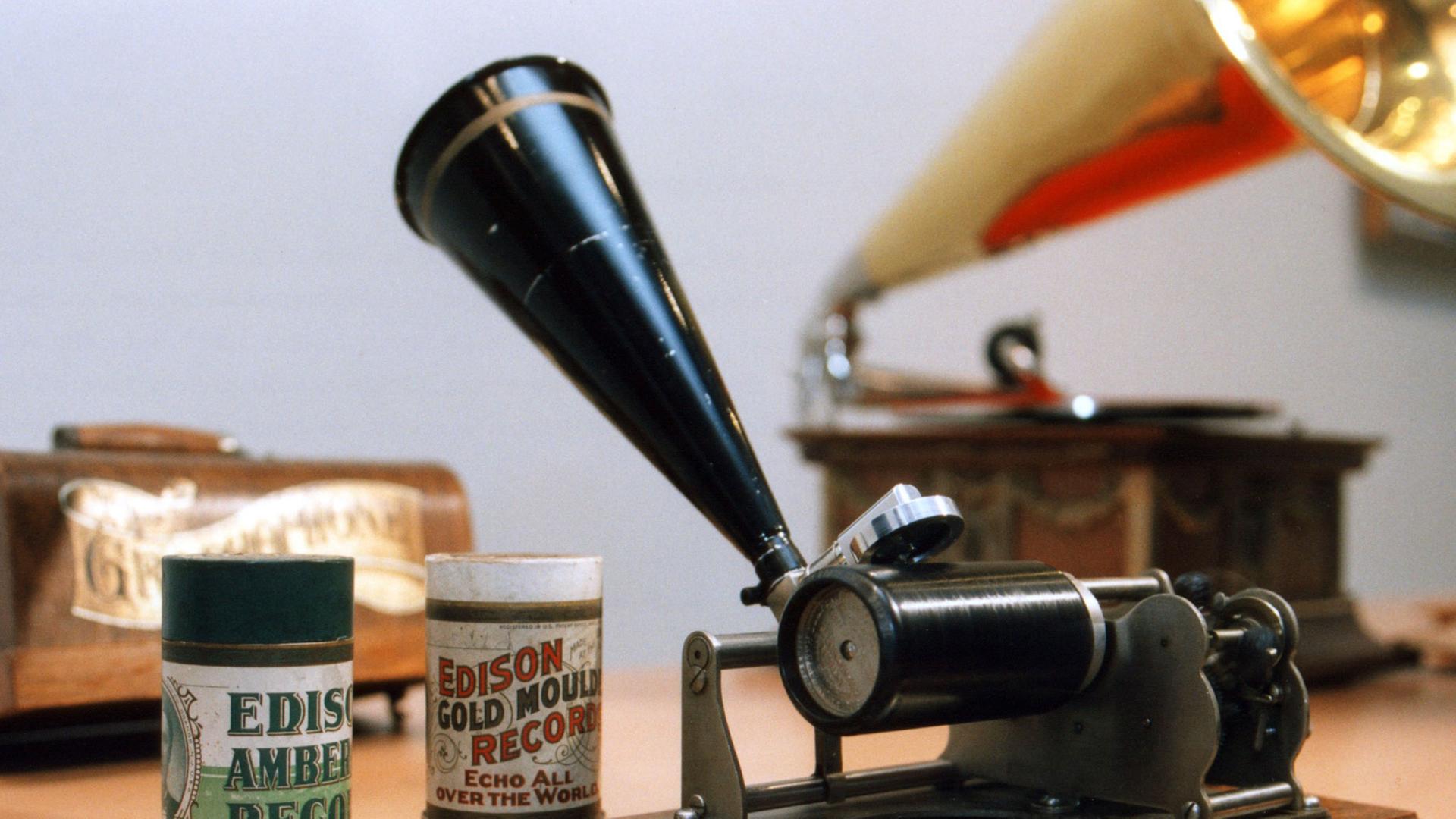 Ein historischer Phonograph, Vorläufer des Grammophons, aufgenommen im Juni 1998 in einer Ausstellung in Helsinki zur 120-jährigen Geschichte der Schallplatte.