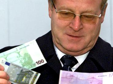 Der umstrittene Bundesbankpräsident Ernst Welteke während einer Pressekonferenz anlässlich der Euro-Einführung in Köln, 17. Dez. 2001 Der umstrittene Bundesbankpräsident Ernst Welteke während einer Pressekonferenz anlässlich der Euro-Einführung in Köln, 17. Dez. 2001