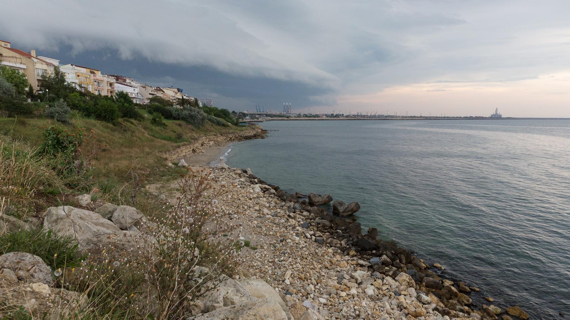 Blick auf das Schwarze Meer und den Küstenort Agigea. Im Hintergrund der Hafen der Schwarzmeer-Stadt Constanta. Blick auf das Schwarze Meer und den Küstenort Agigea. Im Hintergrund der Hafen der Schwarzmeer-Stadt Constanta.