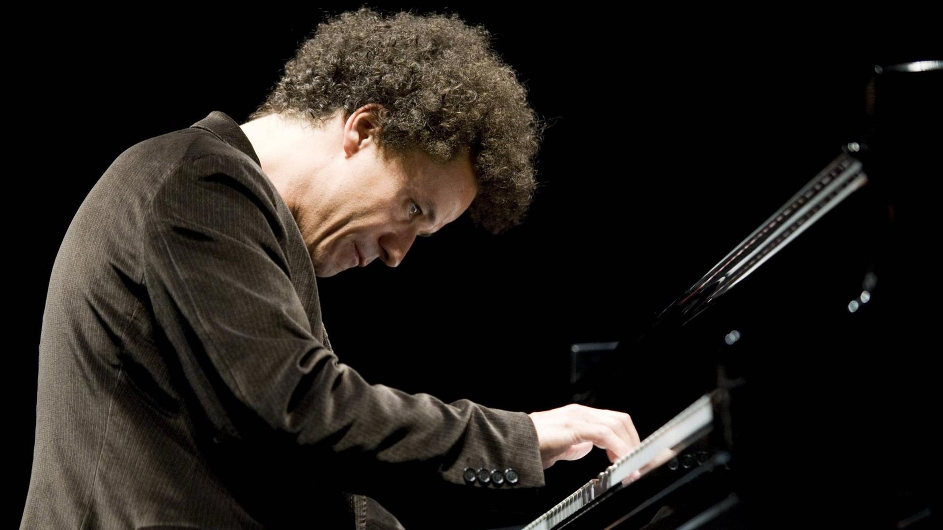 Das Bild zeigt Jackie Terrasson, der Klavier spielt. Das Bild zeigt Jackie Terrasson, der Klavier spielt.