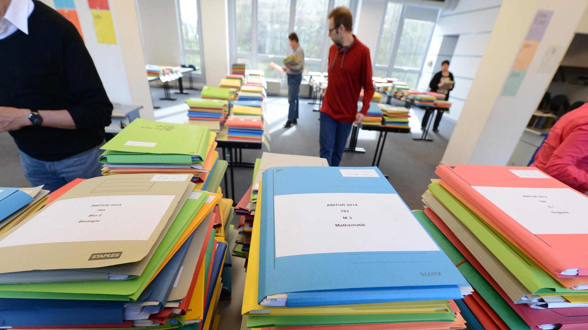Abitur-Klausuren werden in Stuttgart im Regierungspräsidium sortiert und für die Zweitkorrektur verteilt. Abitur-Klausuren werden in Stuttgart im Regierungspräsidium sortiert und für die Zweitkorrektur verteilt.