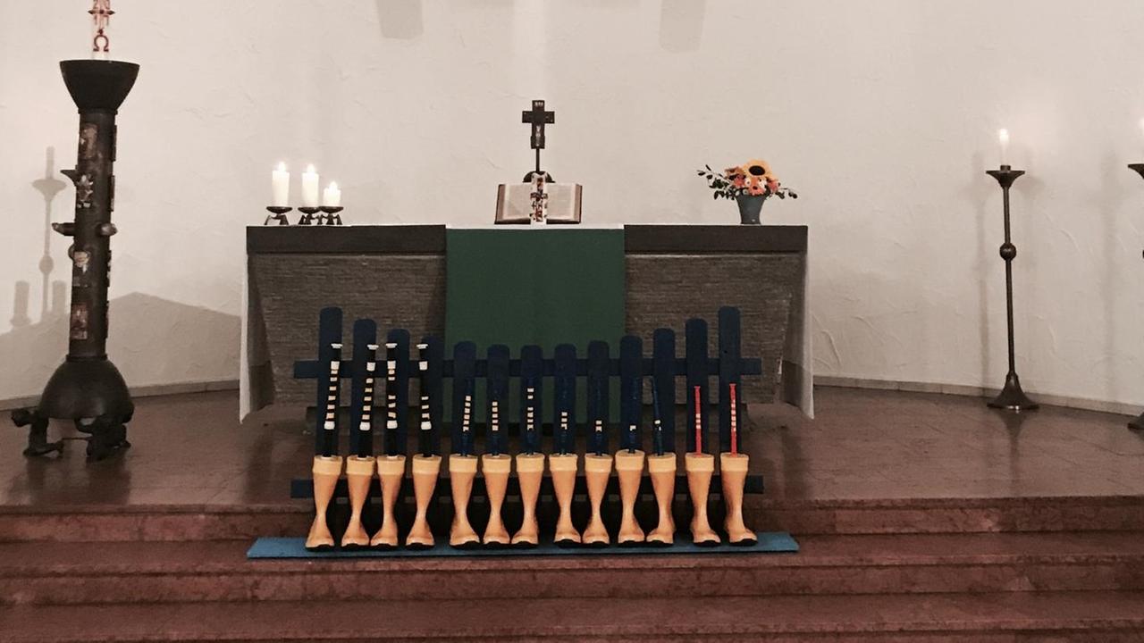 Die Gummistiefelorgel aus dem Gummistiefelorgelprojekt in der Berlin-Schöneberger Kirche "Zum Heilbronnen". Die Gummistiefelorgel aus dem Gummistiefelorgelprojekt in der Berlin-Schöneberger Kirche "Zum Heilbronnen".