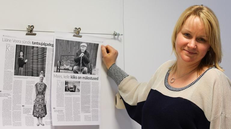 Die Lokaljournalistin Siiri Erala vor Zeitungsseiten Die Lokaljournalistin Siiri Erala vor Zeitungsseiten