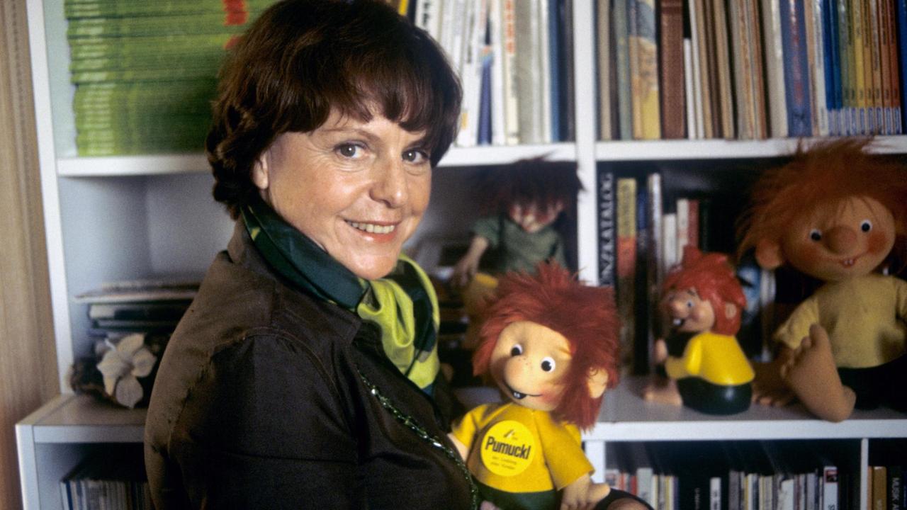 Die verstorbene Schriftstellerin Ellis Kaut mit ihrer Kunstfigur des "Pumuckl" in ihrer Wohnung in München.