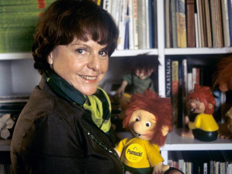 Die verstorbene Schriftstellerin Ellis Kaut mit ihrer Kunstfigur des "Pumuckl" in ihrer Wohnung in München.