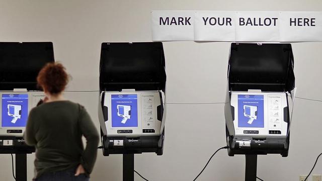 Wahlcomputer in einem US-amerikanischen Wahllokal in Conyers/Georgia. (AP Photo/David Goldman, File) |