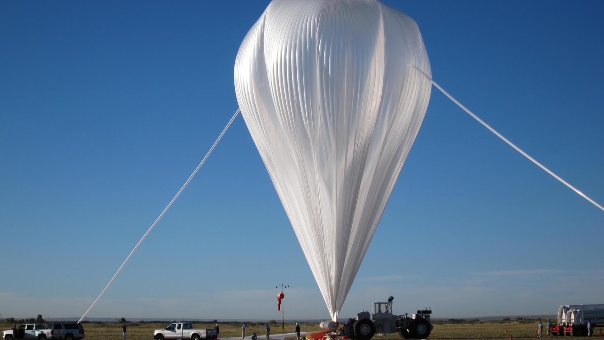 In Fort Sumner (NM) testet die NASA im Jahr 2014 einen Forschungsballon des E-MIST-Systems, der Bakterien in die Stratosphäre befördern soll In Fort Sumner (NM) testet die NASA im Jahr 2014 einen Forschungsballon des E-MIST-Systems, der Bakterien in die Stratosphäre befördern soll