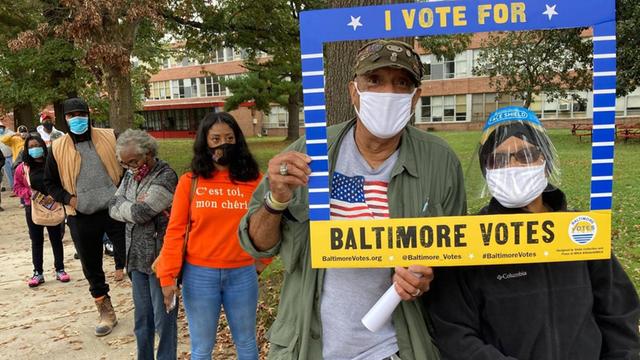 Clayton und Patricia Price aus West Baltimore stehen in einer Schlange, um ihre "Early Votes" abzugeben