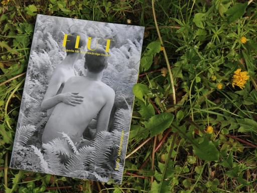 Die zweite Ausgabe des "Flut"-Magazins liegt im Gras.
