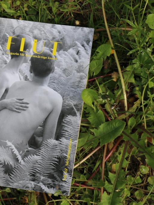Die zweite Ausgabe des "Flut"-Magazins liegt im Gras.