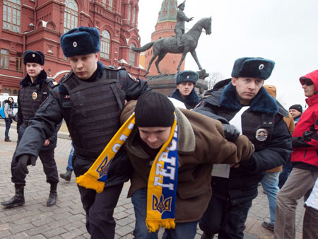 Demonstranten protestieren in Moskau gegen die militärische Drohung Russlands gegen die Ukraine - und werden festgenommen.
